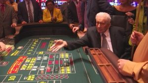 93yearold_man_first_to_roll_the_dice_at_Rivers_Casino-syndImport-0540051-300x169.jpg