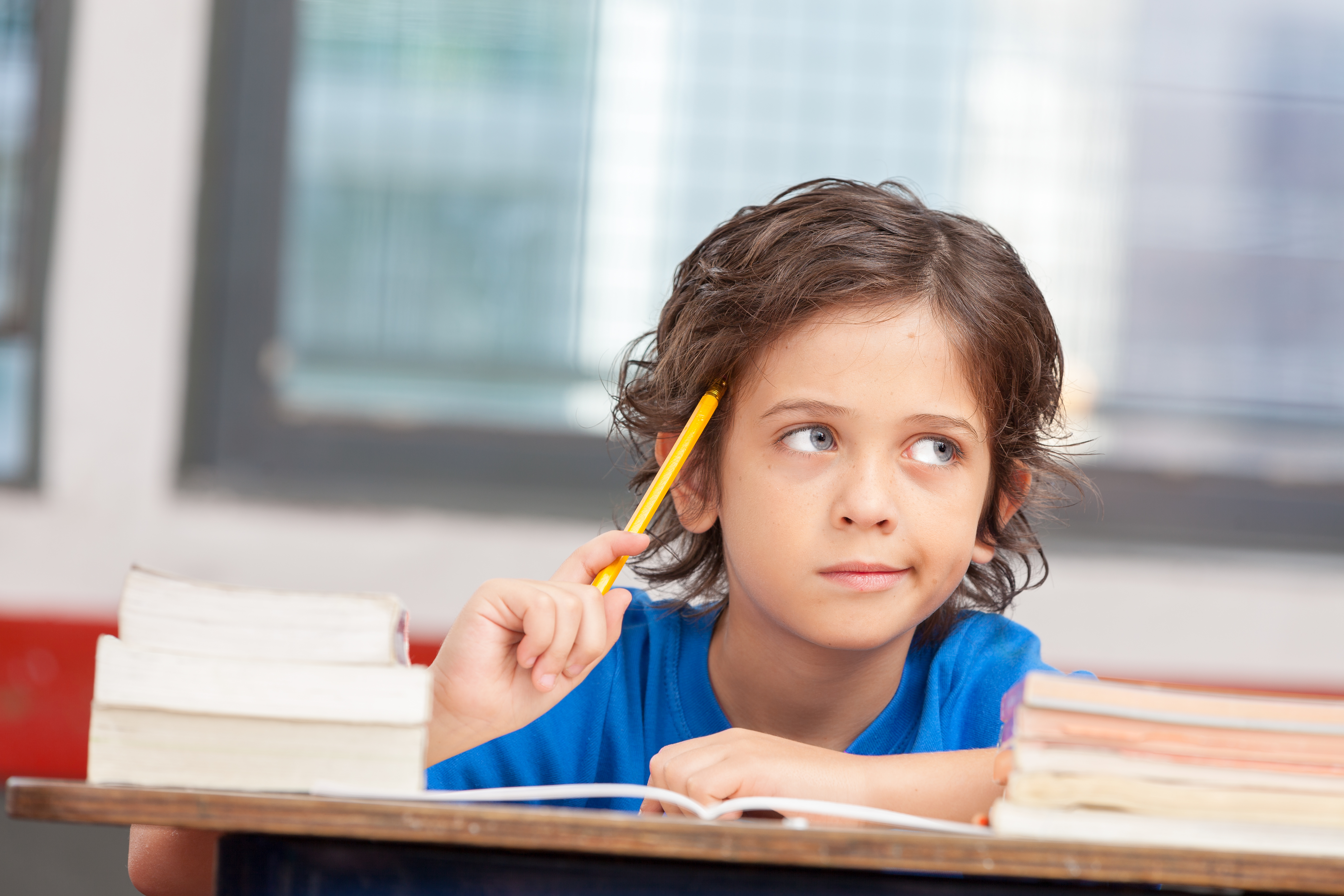 Thinking school. Ребенок думает. Младший школьник думает. Ребёнок в шокле думает. Младший школьник задумался.